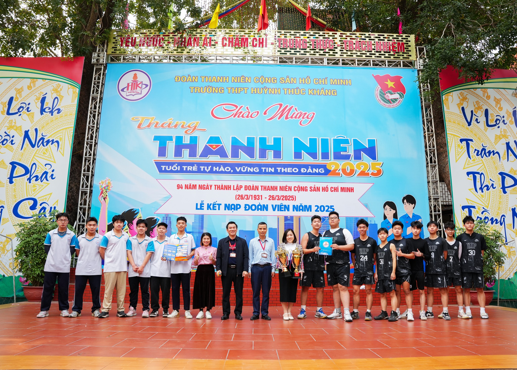 CHÚC MỪNG 12D2 XUẤT SẮC GIÀNH CÚP VÔ ĐỊCH GIẢI BÓNG RỔ HỌC SINH THPT ...